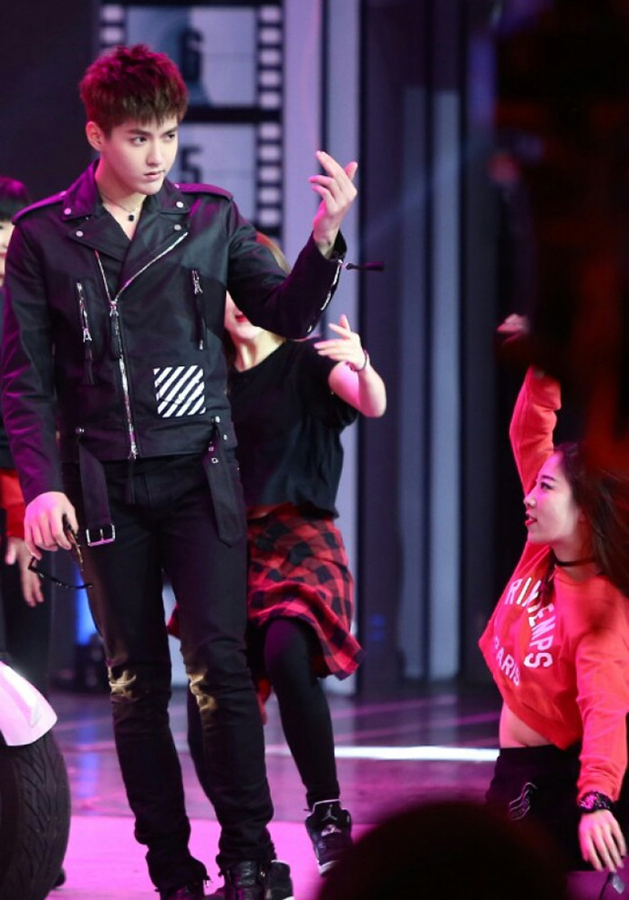 花衬衫老花镜大金链子和白头发,吴亦凡这么搭,宝格丽不怕吗?