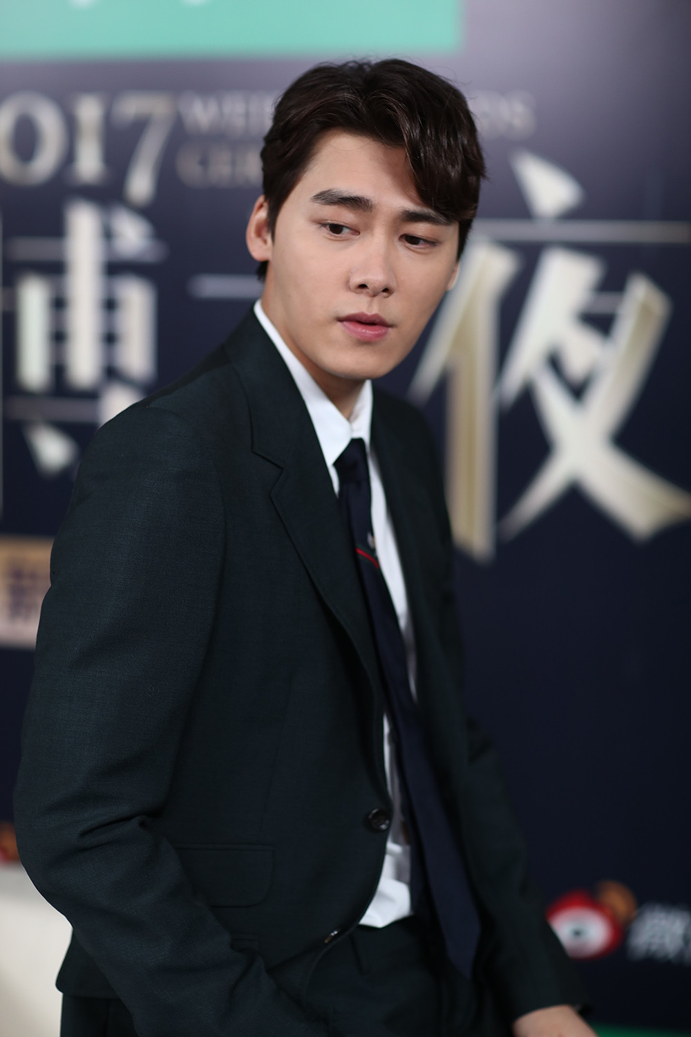 穿西装的李易峰光鲜亮丽,更是鲜肉级男神