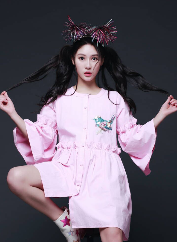 曾经变形记的李耐阅现在不仅没有变好,还染上了抽烟,整容,吸毒,不过整