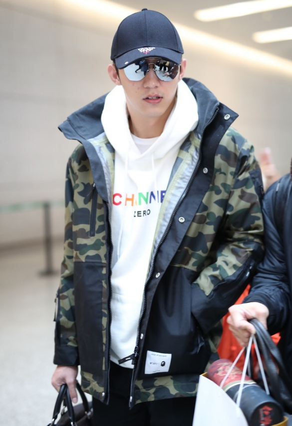 黄景瑜现身机场,身穿迷彩外套并带着墨镜,尽显高大帅气!