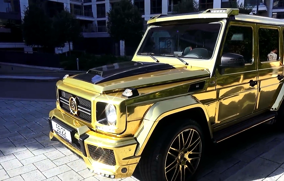 小伙开黄金奔驰去购物,没想到碰到"同款"法拉利