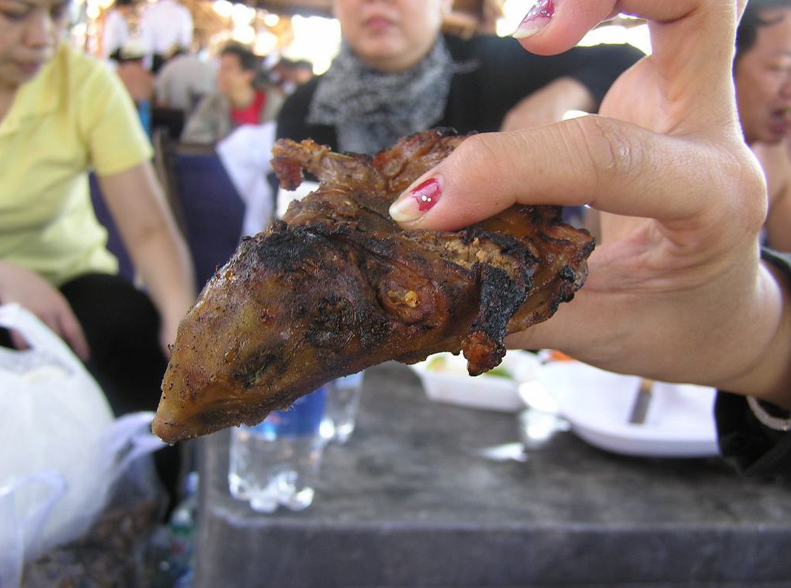 而且越南人春节必须要吃一种食物,那就是烤老鼠.