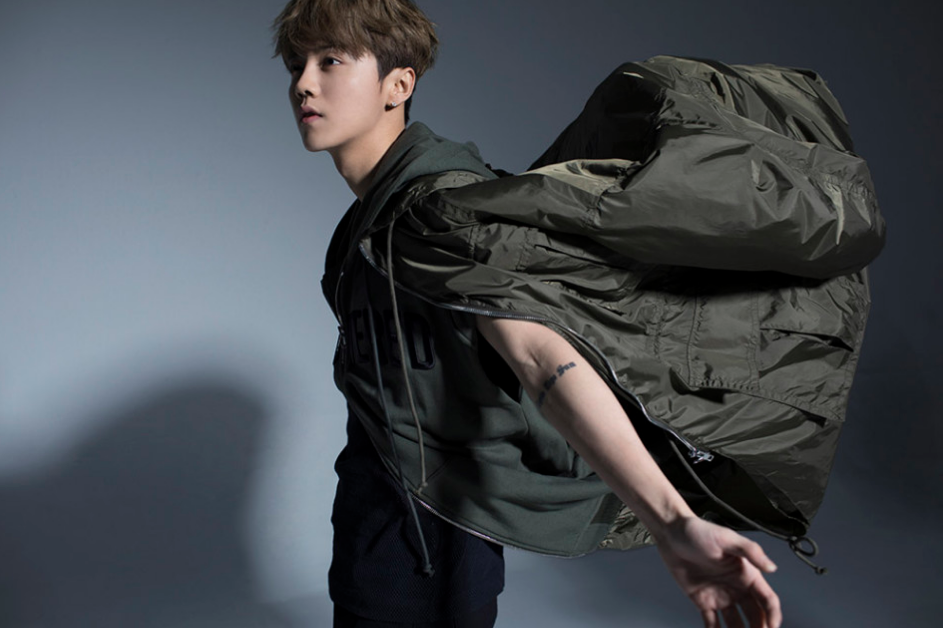 对于网上黑鹿晗的言论,他的态度就是:我不是,我不管,清者自清