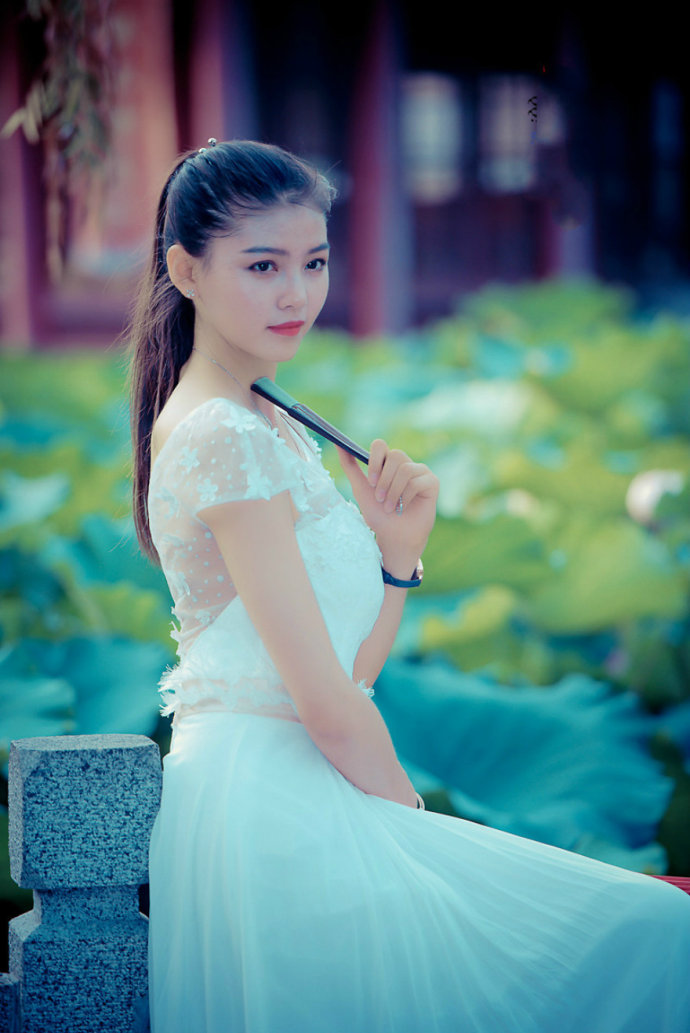美女摄影:荷塘倩影