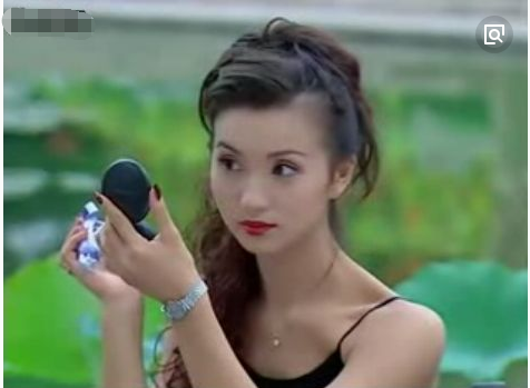 万人迷陈好成中戏考官,身材火辣貌美如花,却被鳄鱼皮包抢了风头