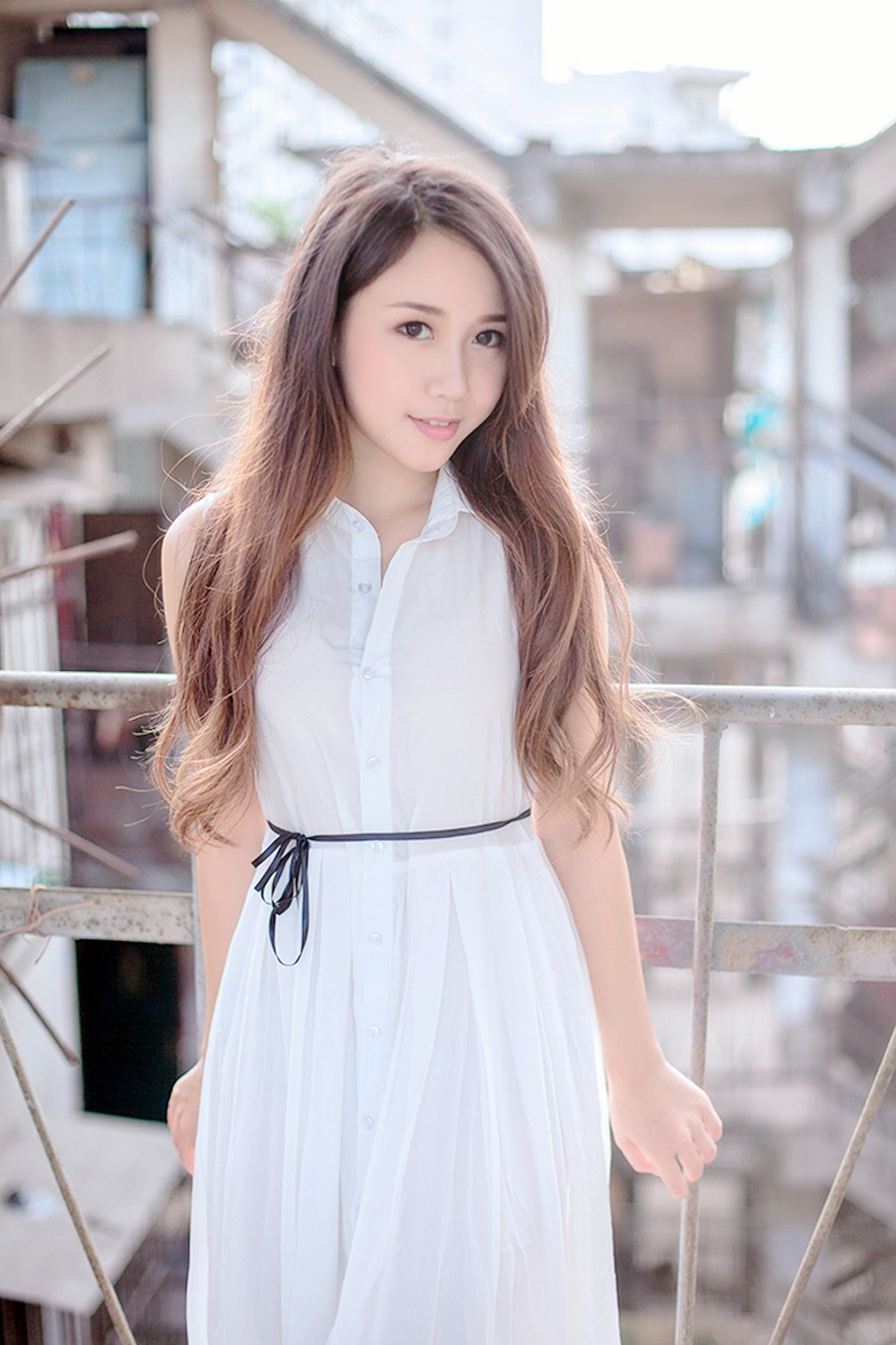 阳光下一个青涩可爱长发飘飘的白裙姑娘!