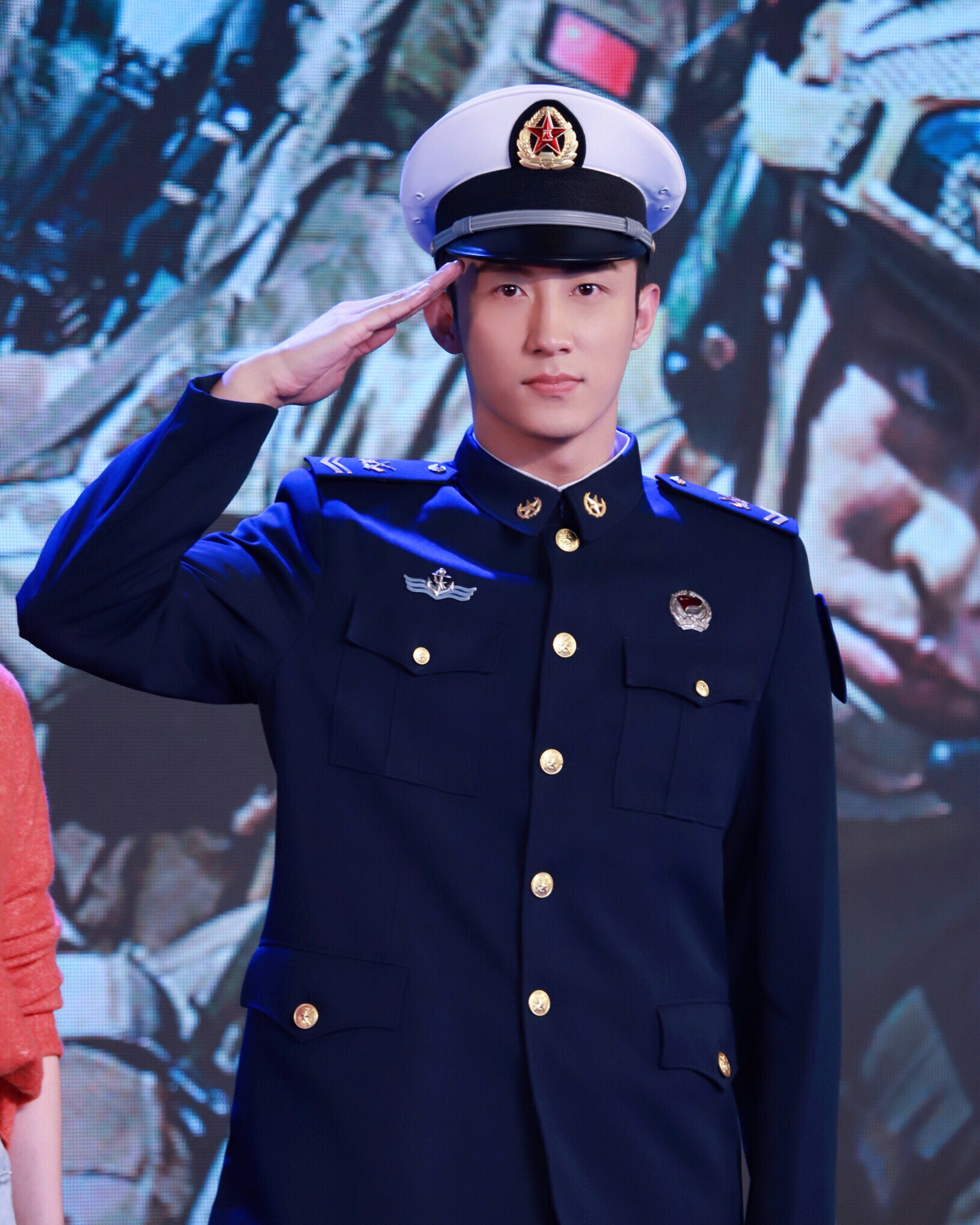 忽然想起八年后白洛因穿着军装与顾海相见的场景,恍惚!