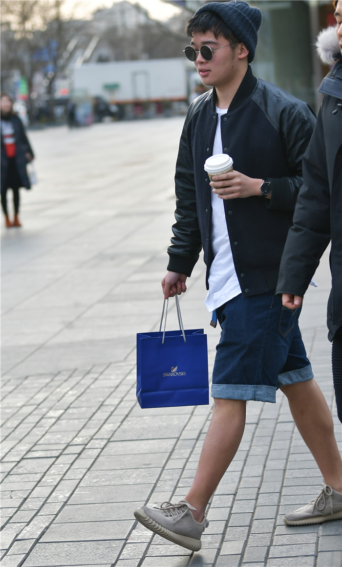 时尚街拍:帅哥时尚玩酷,冬天只穿短裤