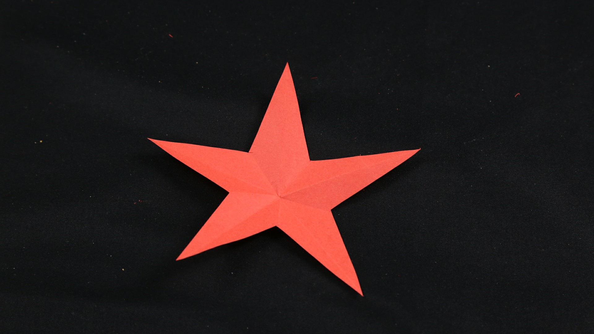 拿张纸简单叠几下剪一刀,就可以做出五角星,这次你看会了吗?