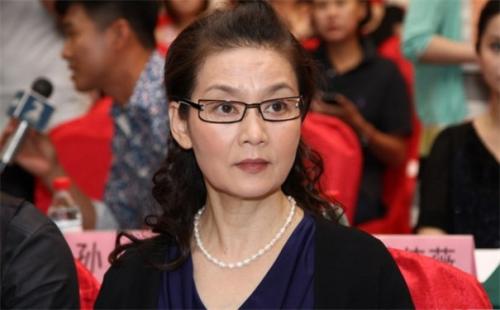 她是朱軍往死裡追的女人,今63歲無婚無子皈依佛門!