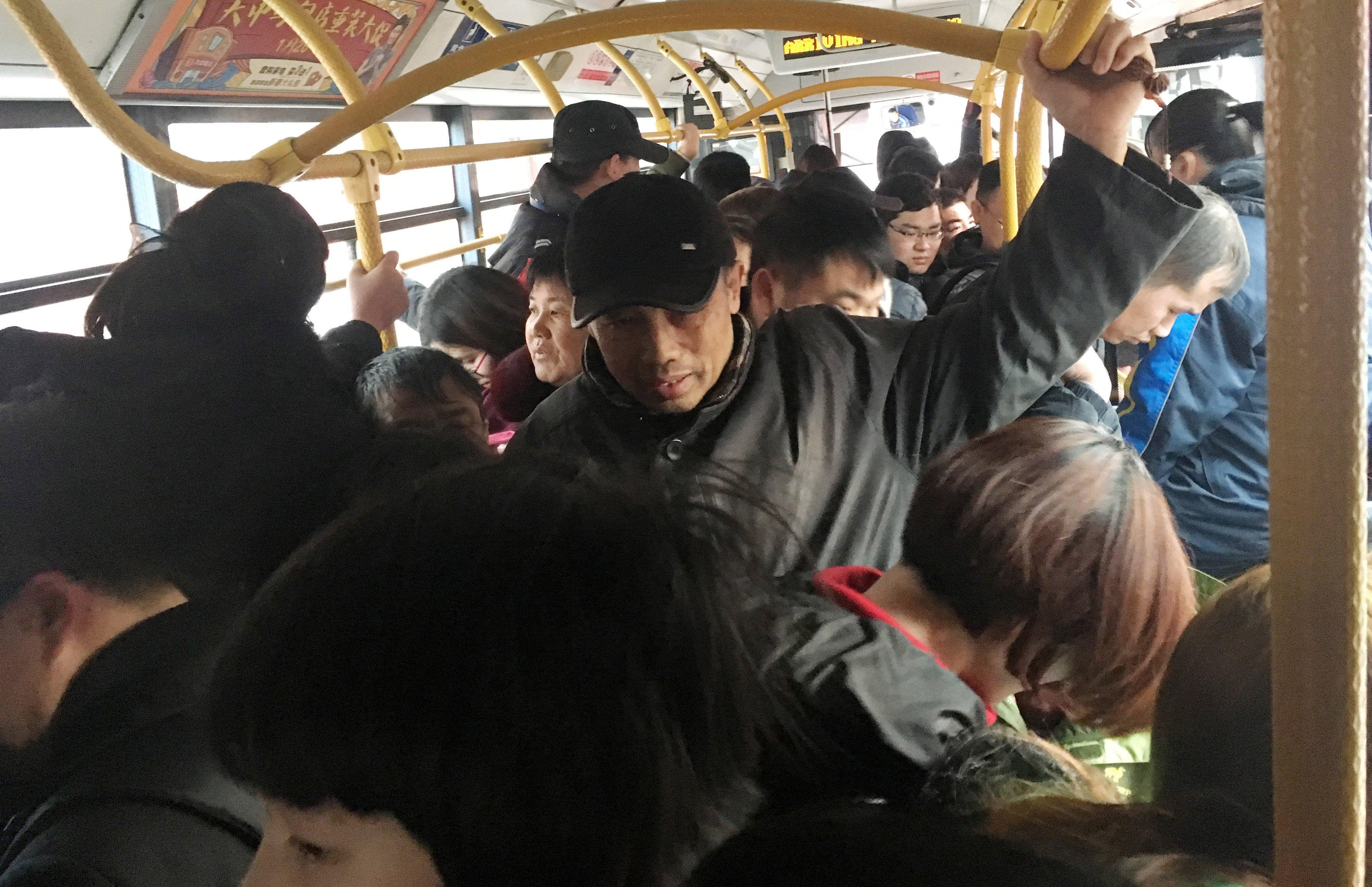 公交车上人挤人图片