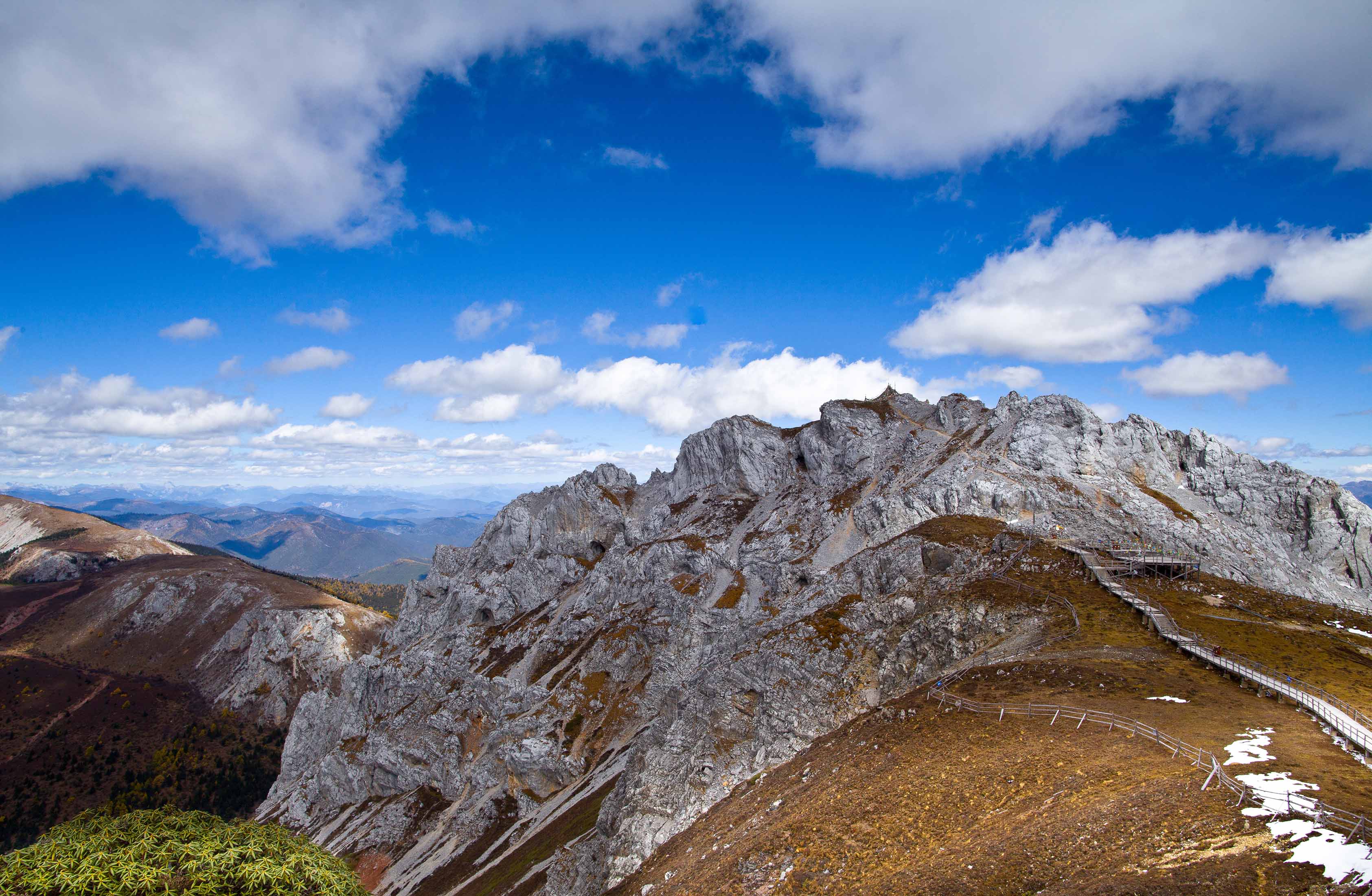 《光与影》石卡雪山 春看绿草夏看花,秋观秋色冬观雪