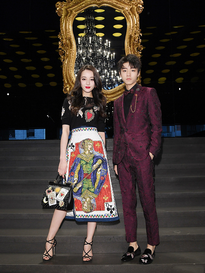 王俊凯与迪丽热巴合体街拍写真,男优雅女美艳站在一起cp感满满