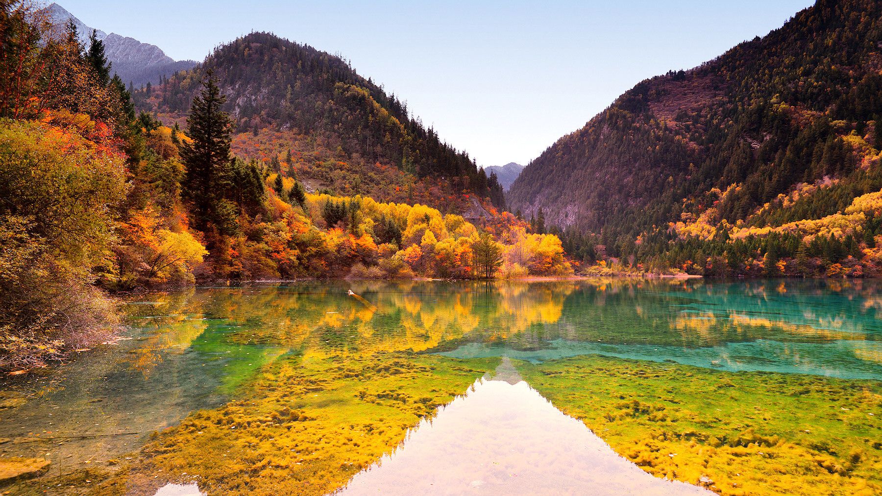 桐溪景区碧波荡漾,群山环抱,层峦叠嶂,湖光山色,相映成趣