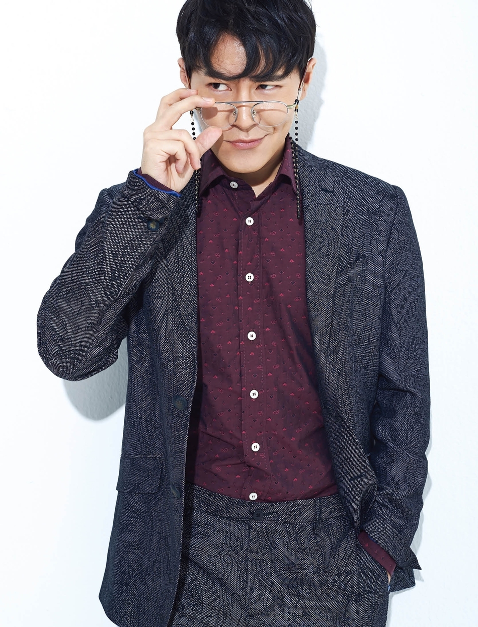 杂志拍摄的最新画报26日公开,展现了与"小迷糊"不同的帅气熟男魅力