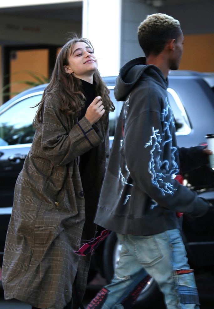 当地时间2018年2月24日,洛杉矶,贾登·史密斯和女友 odessa adlon现身