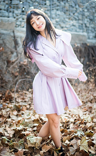 韩国女演员申素率站落叶中拍写真,薰衣草色衬衣裙秀美腿灵动天真