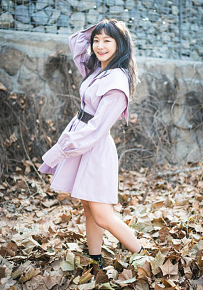韩国女演员申素率站落叶中拍写真,薰衣草色衬衣裙秀美腿灵动天真
