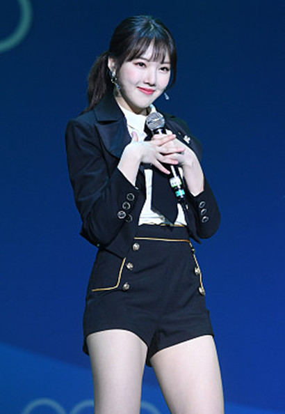 韩女团gfriend小西服 黑色超短热裤,尽显可爱性感