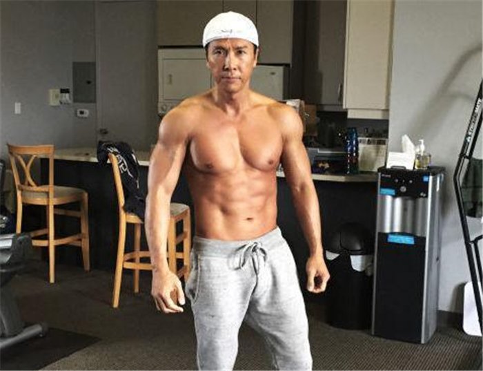 甄子丹一个春节吃出肚腩,八块腹肌练成一块!