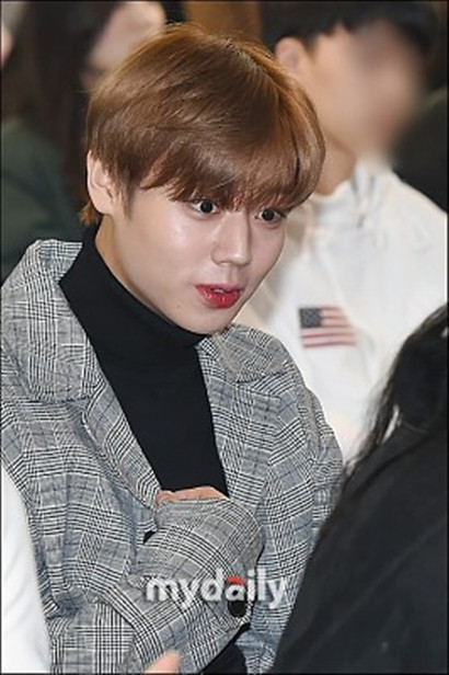 朴志训出席2018新生入学礼,微微抿嘴点头示意显礼貌