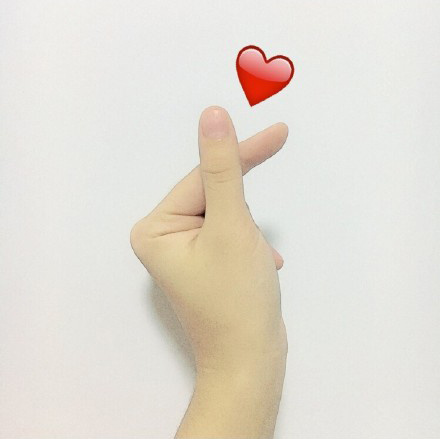 爱要大声说出来?ins上最火的九大比心姿势你学会了么?