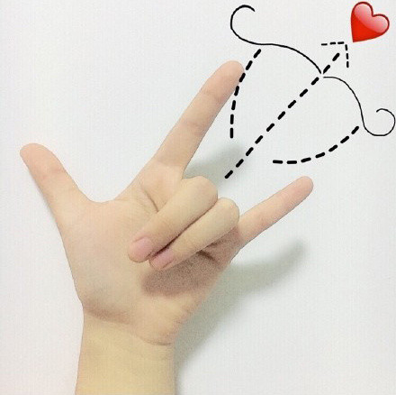 爱要大声说出来?ins上最火的九大比心姿势你学会了么?