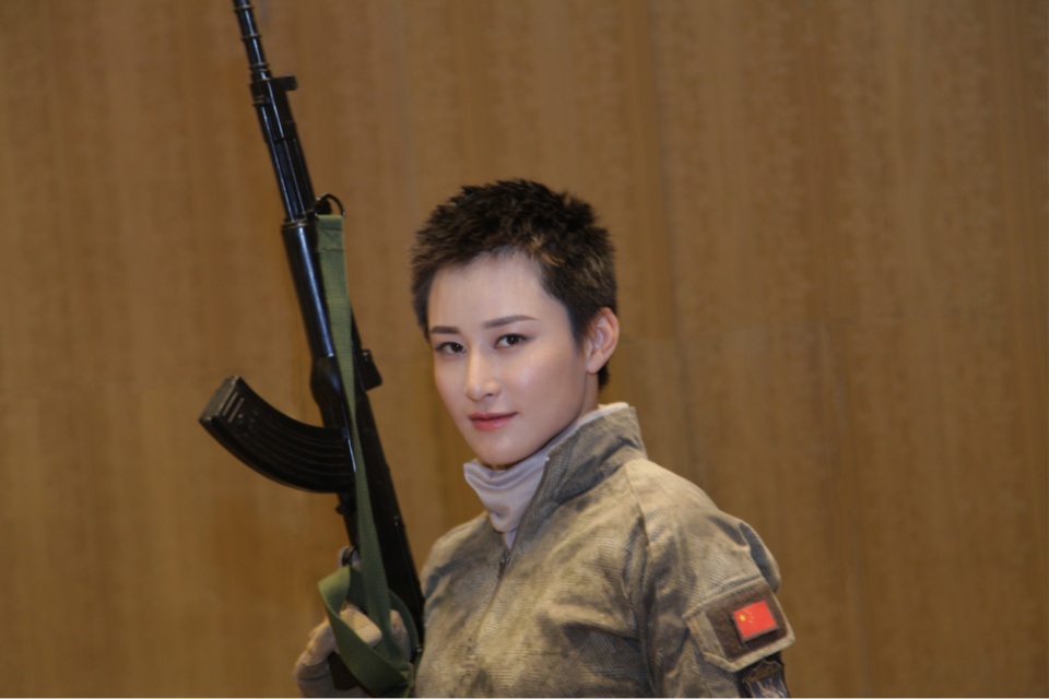 女汉子,真英雄,《红海行动》中的佟莉让人敬畏,生活照却很美