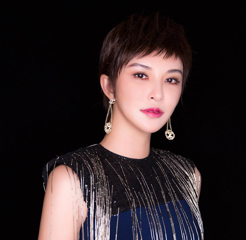 星座女神莫小奇一身藏蓝色蛋糕裙!搭配利落短发帅气亮相!