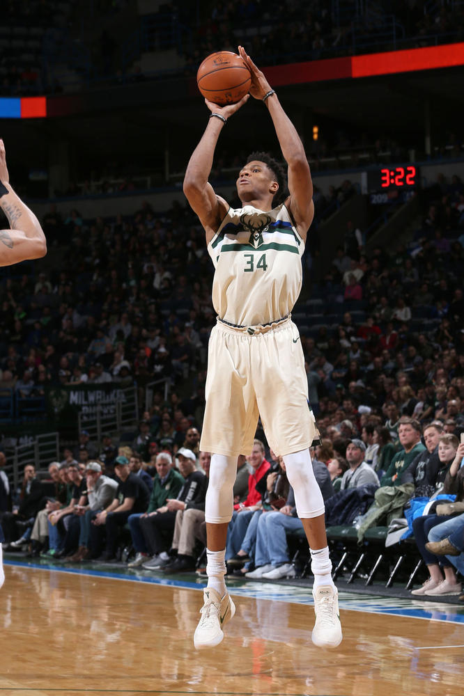 易地再战,第3分8秒,奥卡福在阿德托昆博投篮时犯规,送给雄鹿2次罚球