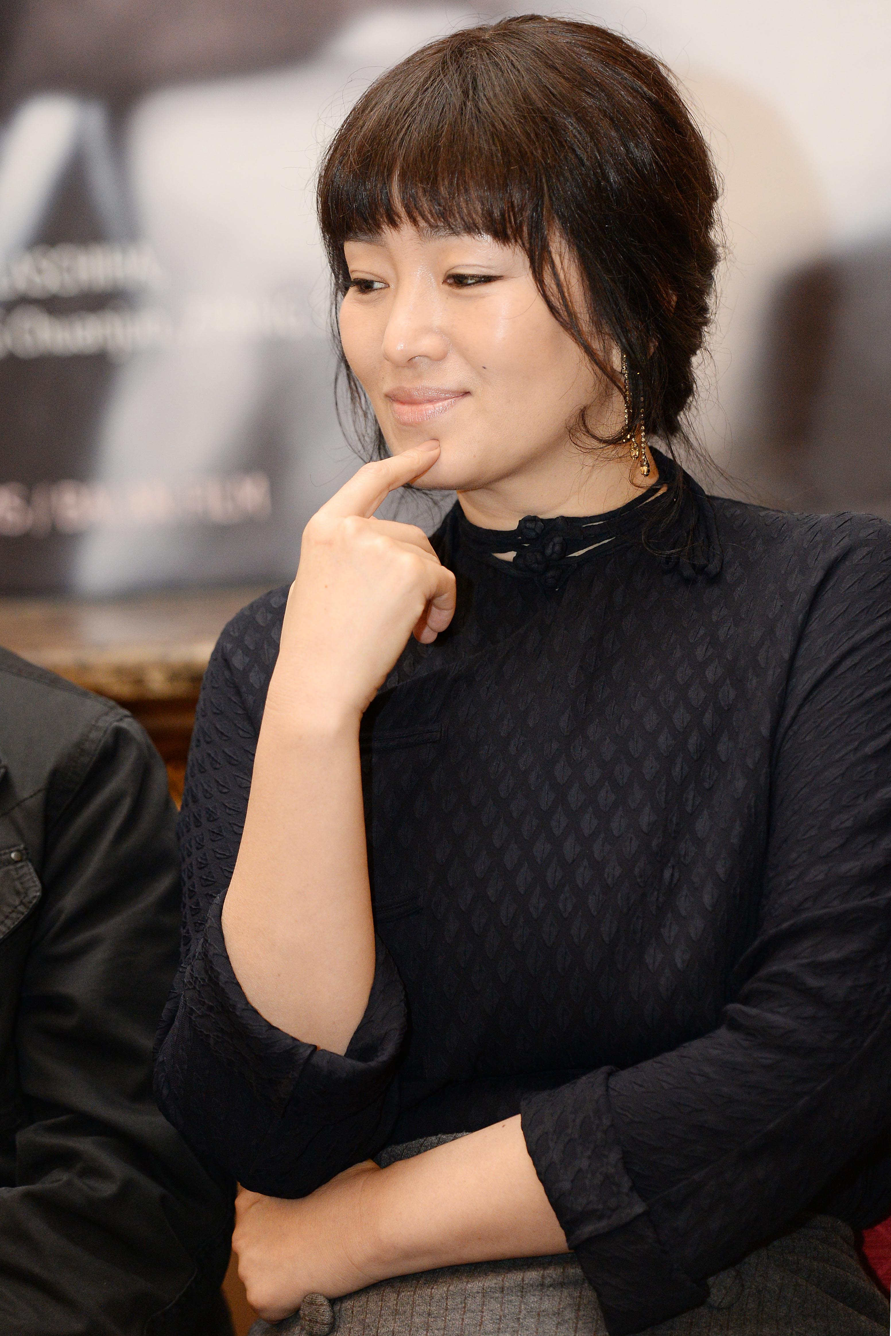 女神巩俐现身上海 神情焦略憔悴身子微发福