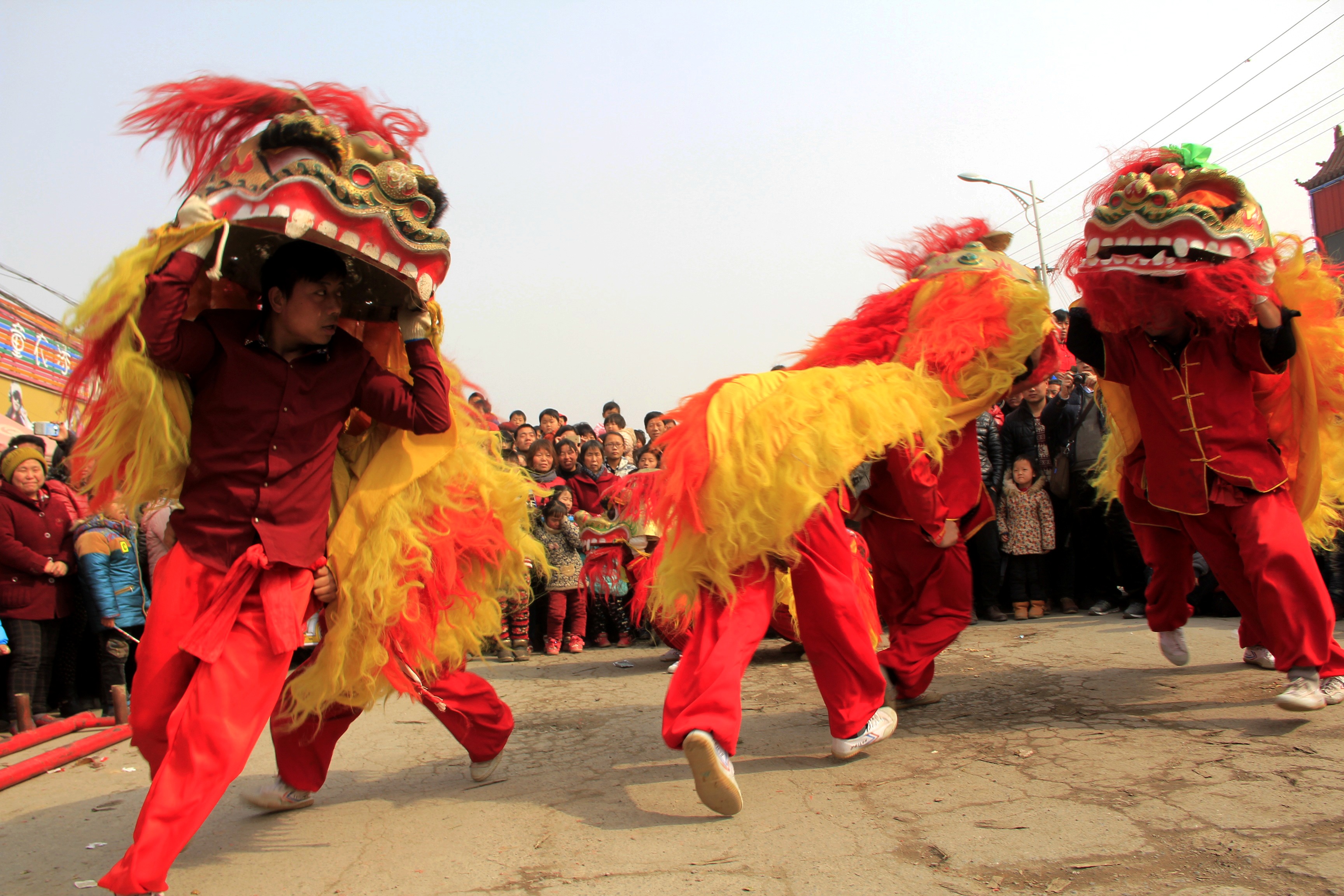 河南农民靠舞狮表演 一年舞出300万元