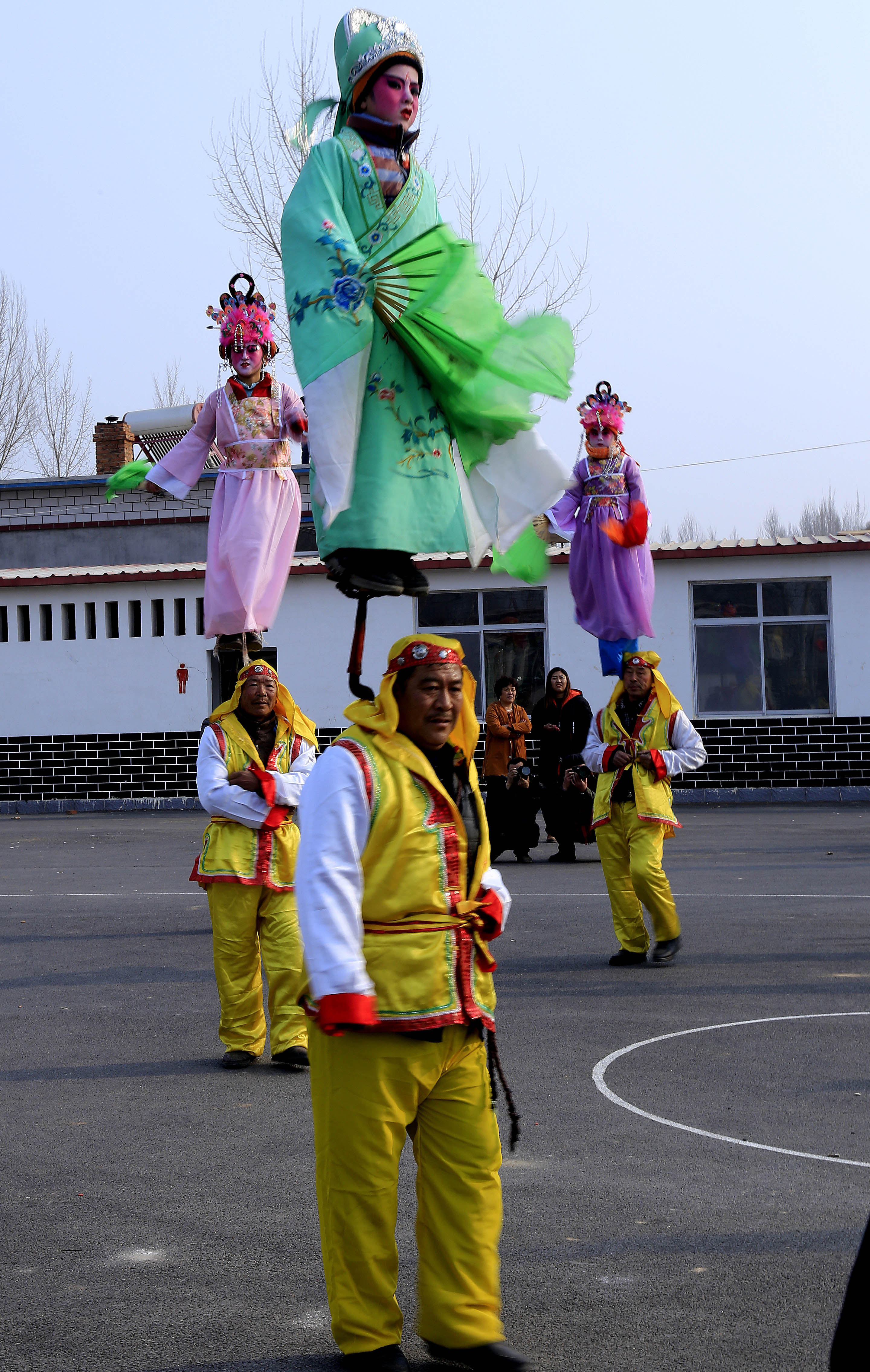 6岁娃人上3米扭秧歌 辽宁村办背阁亮绝活