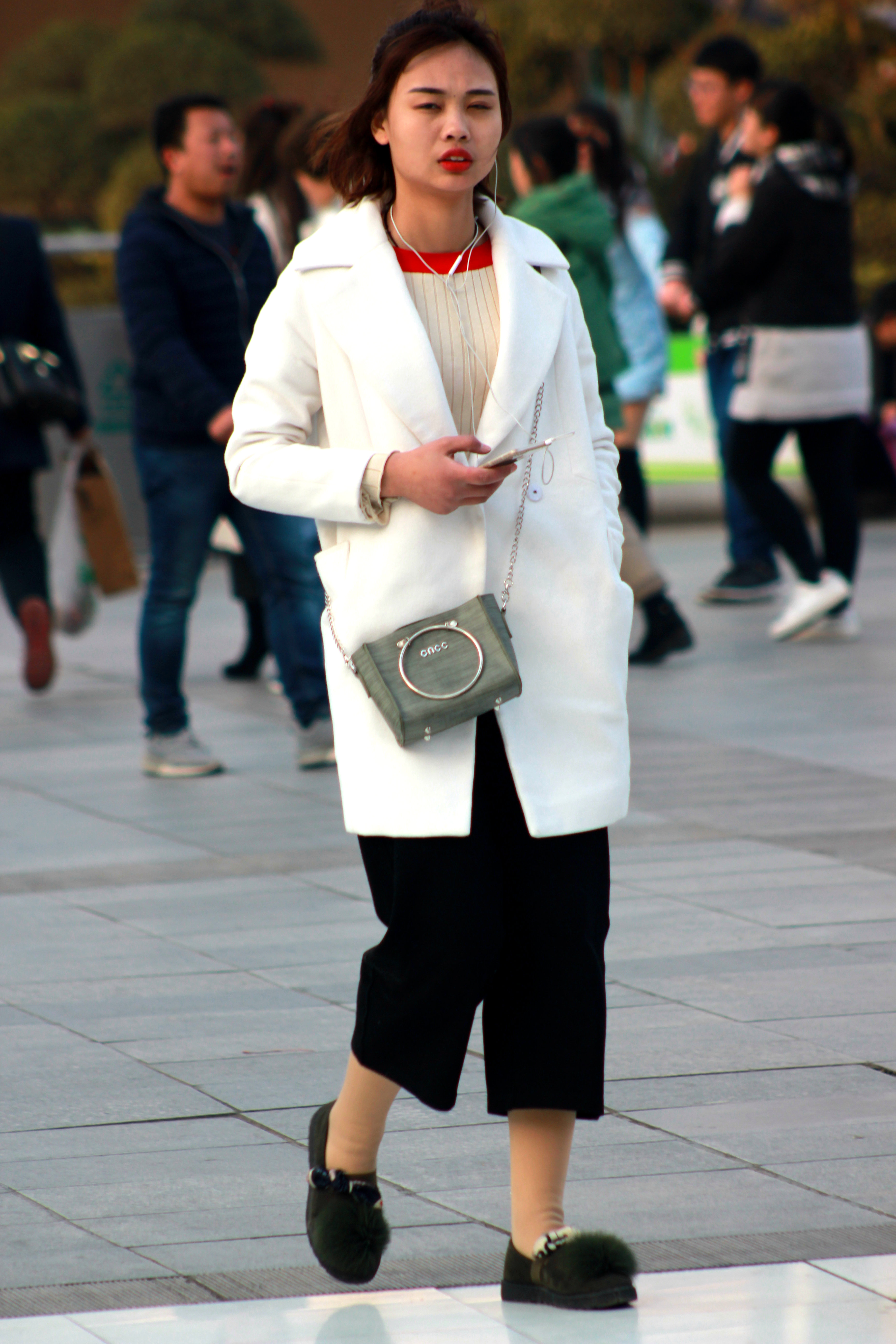 郑州街拍:二七广场的美女们,最后一张很犀利!