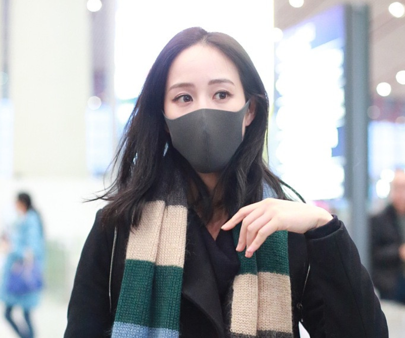 张钧甯口罩遮面现身北京机场,见镜头挥手打招呼亲和力十足!