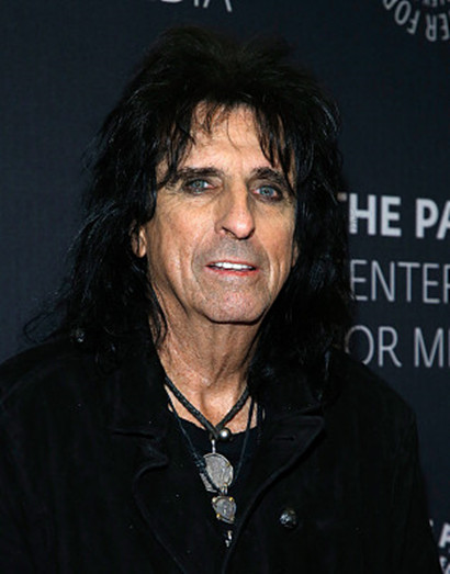 爱丽丝·库珀脸庞沟壑纵横,摇滚范不改