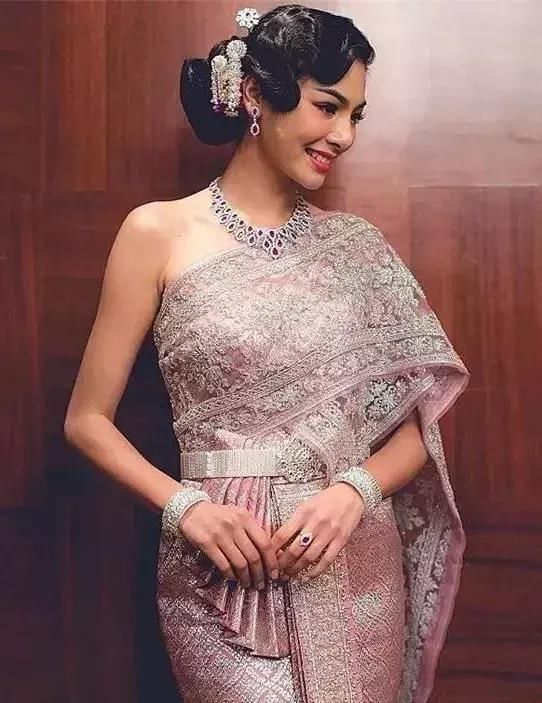 【老挝筒裙】 每个老挝女人一生中至少会拥有一条传统筒裙(sinh).