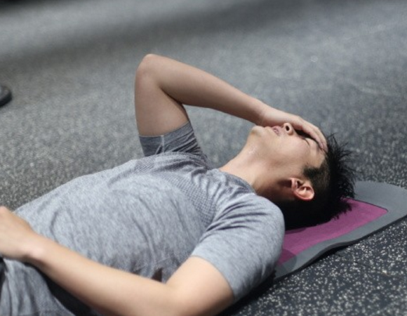 杜江在微博上分享自己的健身照片,身上的肌肉块块分明,尤其是胸肌和八