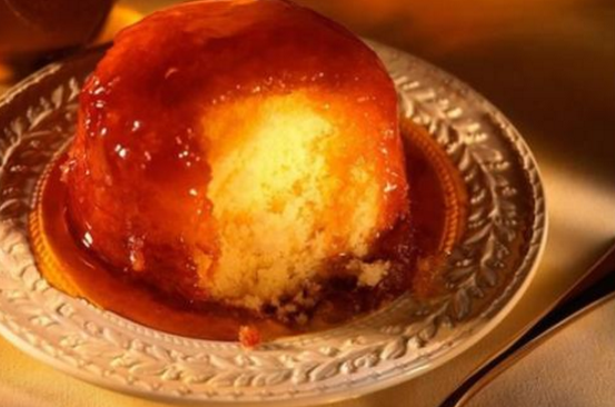 treacle sponge pudding是一道传统的英式甜点,盘中包含一个蒸的海绵