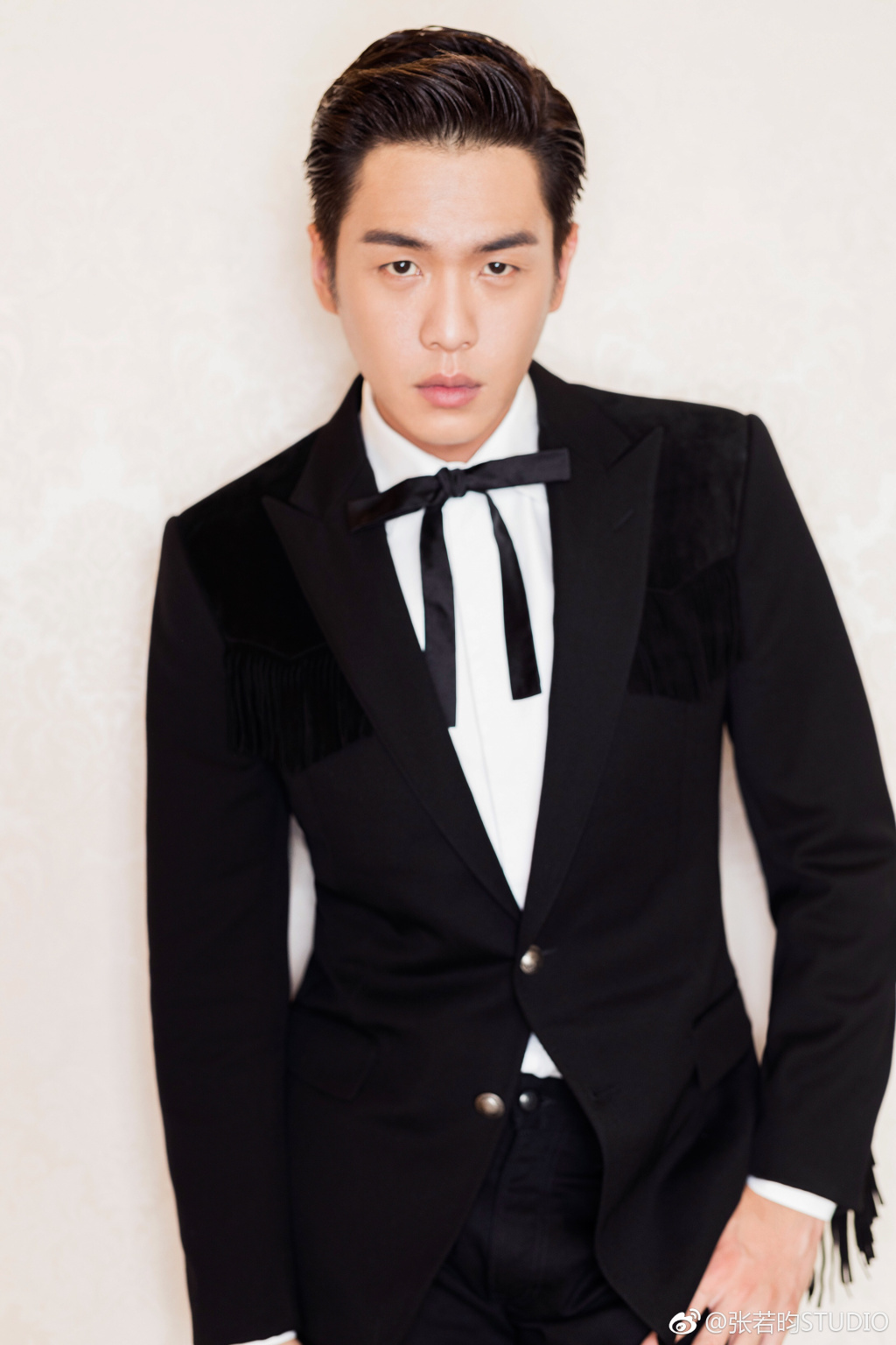 张若昀穿西装帅照,第四张帅气,第一张冷俊,最后一张唐艺昕最爱