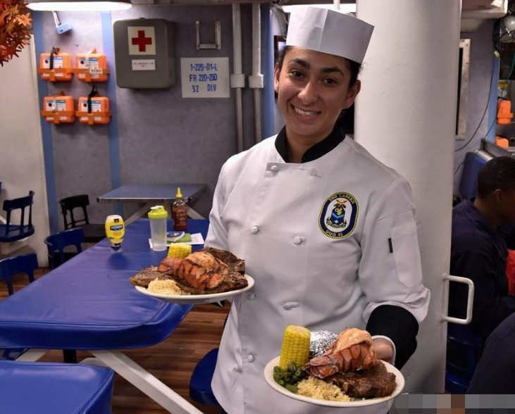 美军在航母上都是怎么生活的?这伙食感觉并不怎样啊