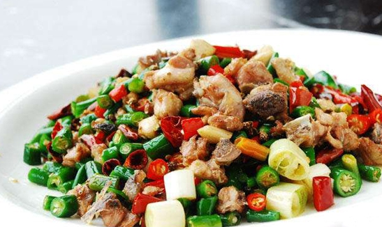 尖椒炒肥肠是一道以大肠,尖椒等为原料精心炒制而成的家常美食