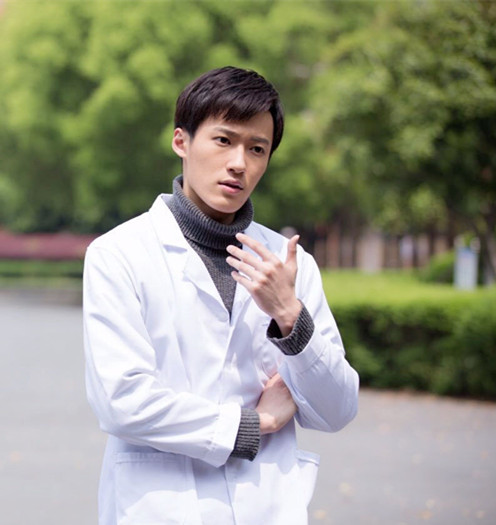 他是《小美好》里的李束,参演电影《兰陵王》,被称为"李太医"