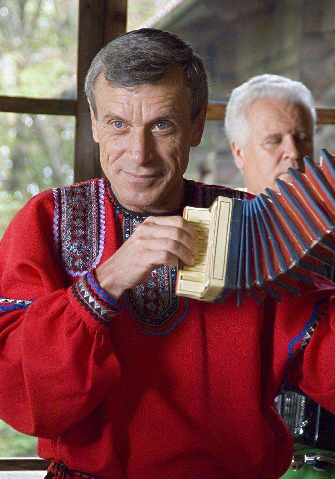 俄罗斯人的传统服饰:无论是大人还是小孩,都透露着一种喜庆感