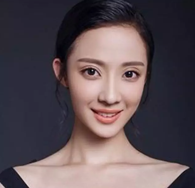 她是《余罪》里的安嘉璐,出演《最好的我们》,生活中却性格大条