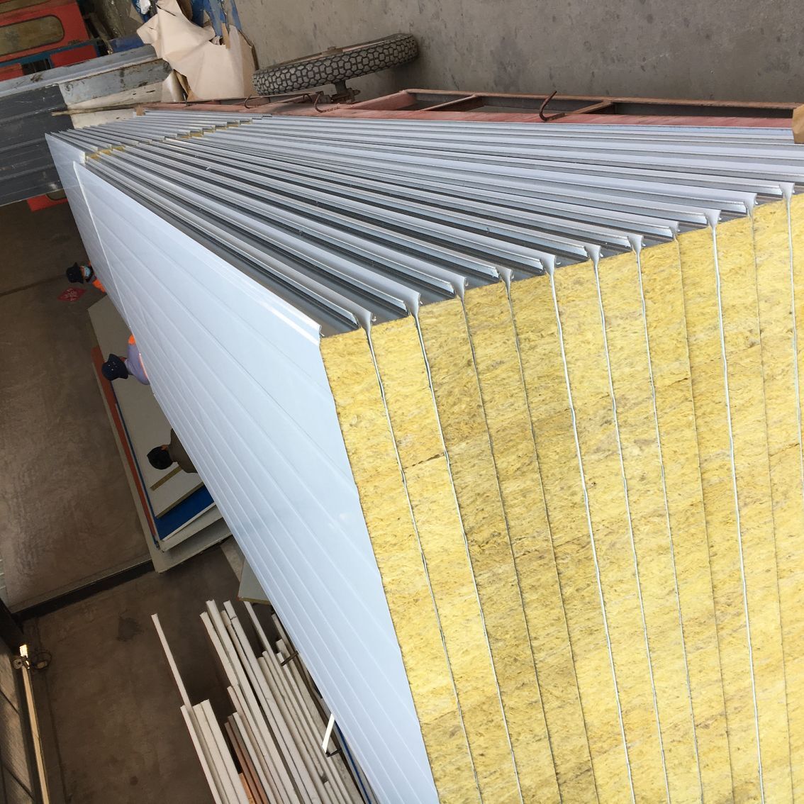 彩钢夹芯板的安装步骤 济南鑫瑞良工