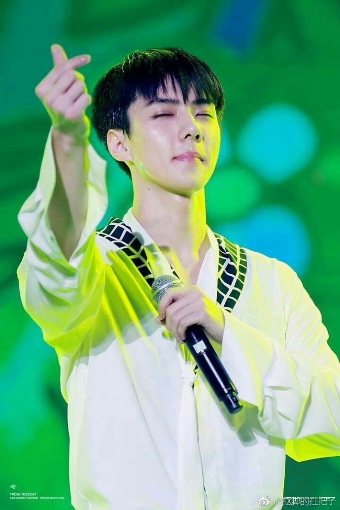 吴世勋比心的手也太好看了吧,今天也为吴先生打call