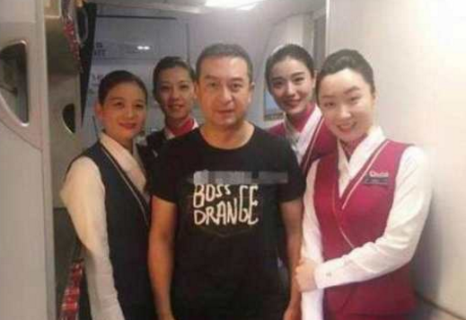 张嘉译飞机上被认,与空姐合照,反差萌的大叔颜值被吐槽!