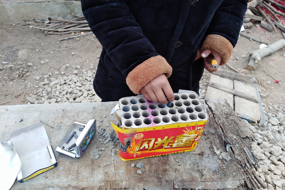 放鞭炮各种"涨姿势":埋"地雷"炸孩子一身土 有的炸"航母"