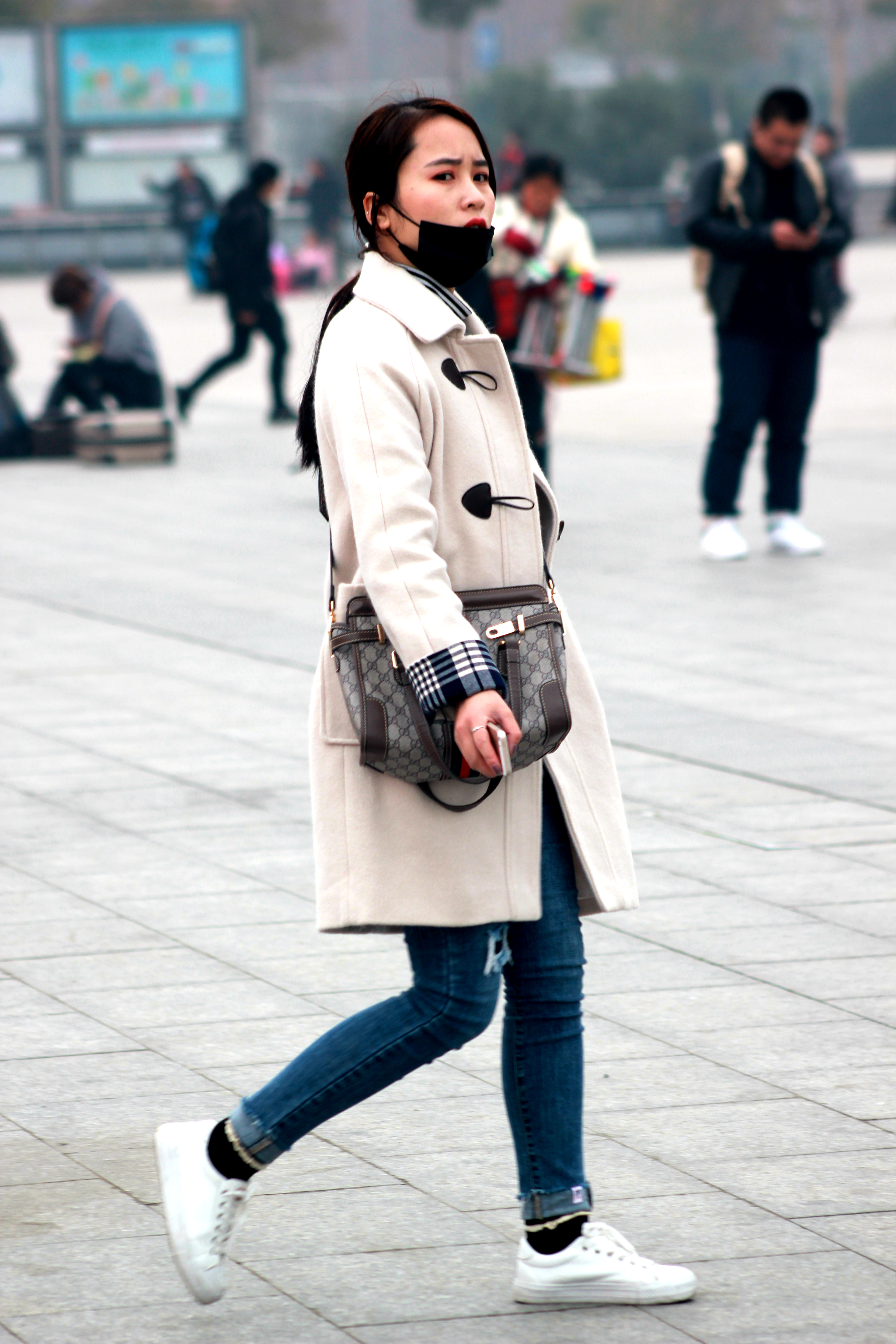 星拍客街拍:郑州站西广场那些行色匆匆的赶脚